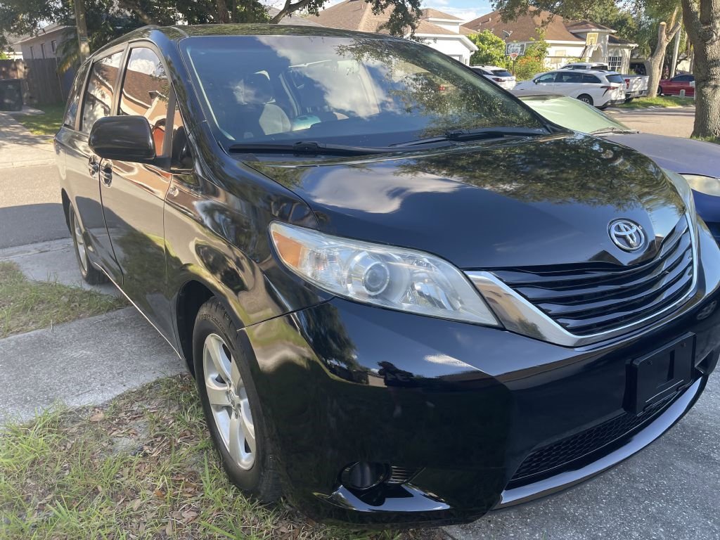Used 2017 Toyota Sienna LE image 3