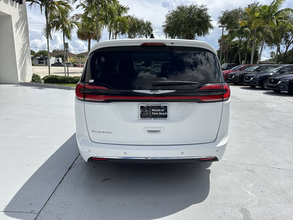 Used 2024 Chrysler Pacifica Touring-L FWD image 2