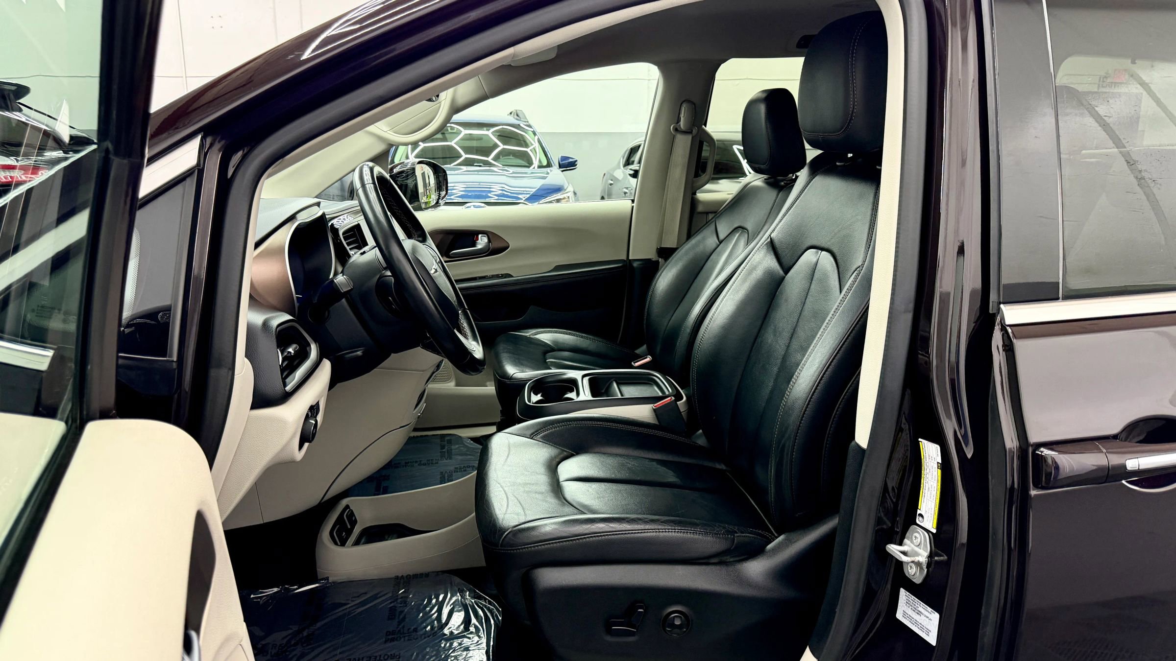 Used 2017 Chrysler Pacifica Touring-L image 7