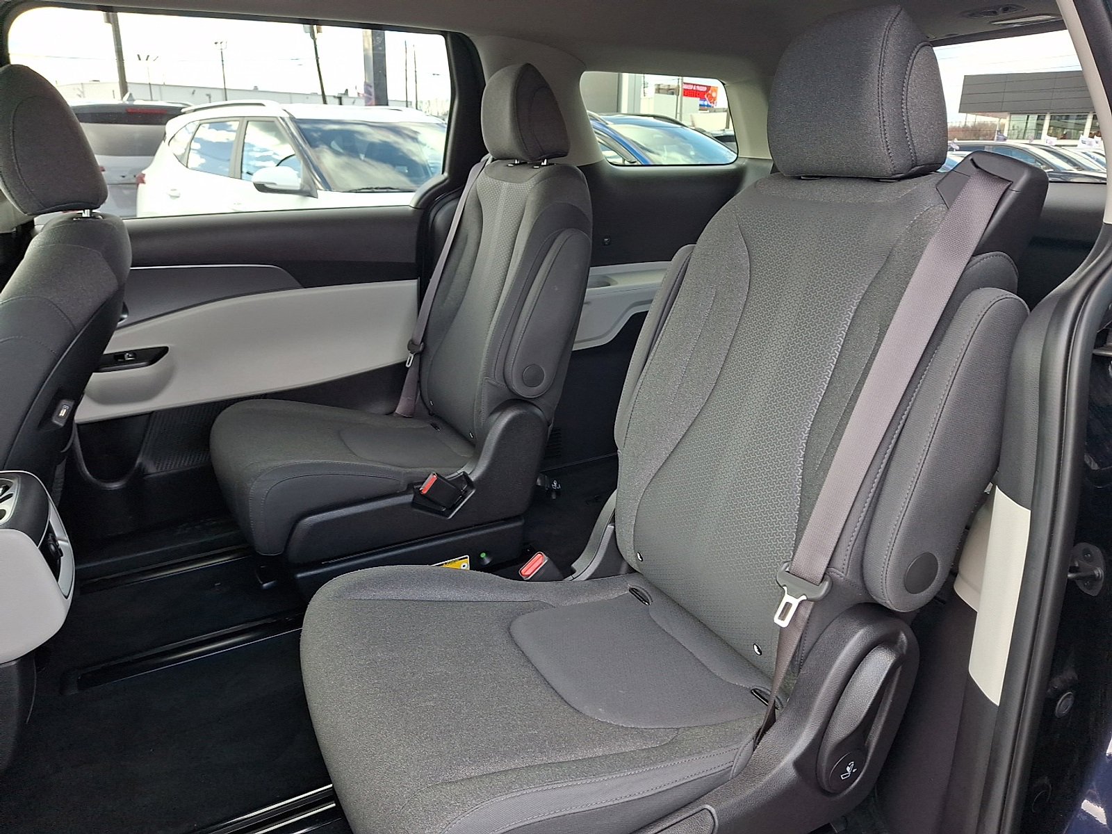 Used 2023 Kia Carnival LX image 10