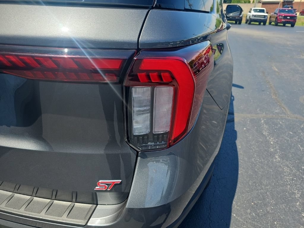 Used 2025 Ford Explorer ST AWD/4WD image 6
