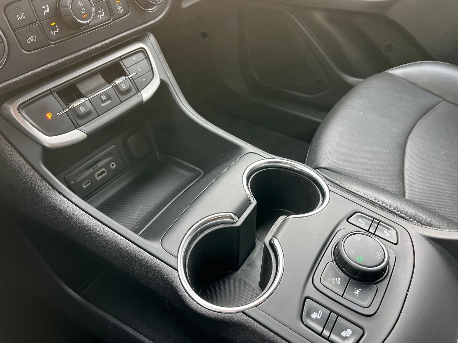 Used 2024 GMC Terrain SLT image 43