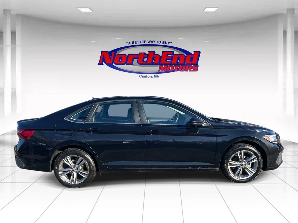 Used 2024 Volkswagen Jetta SE image 2