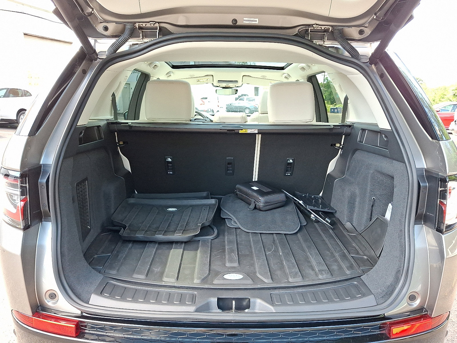 Used 2025 Land Rover Discovery Sport S image 26