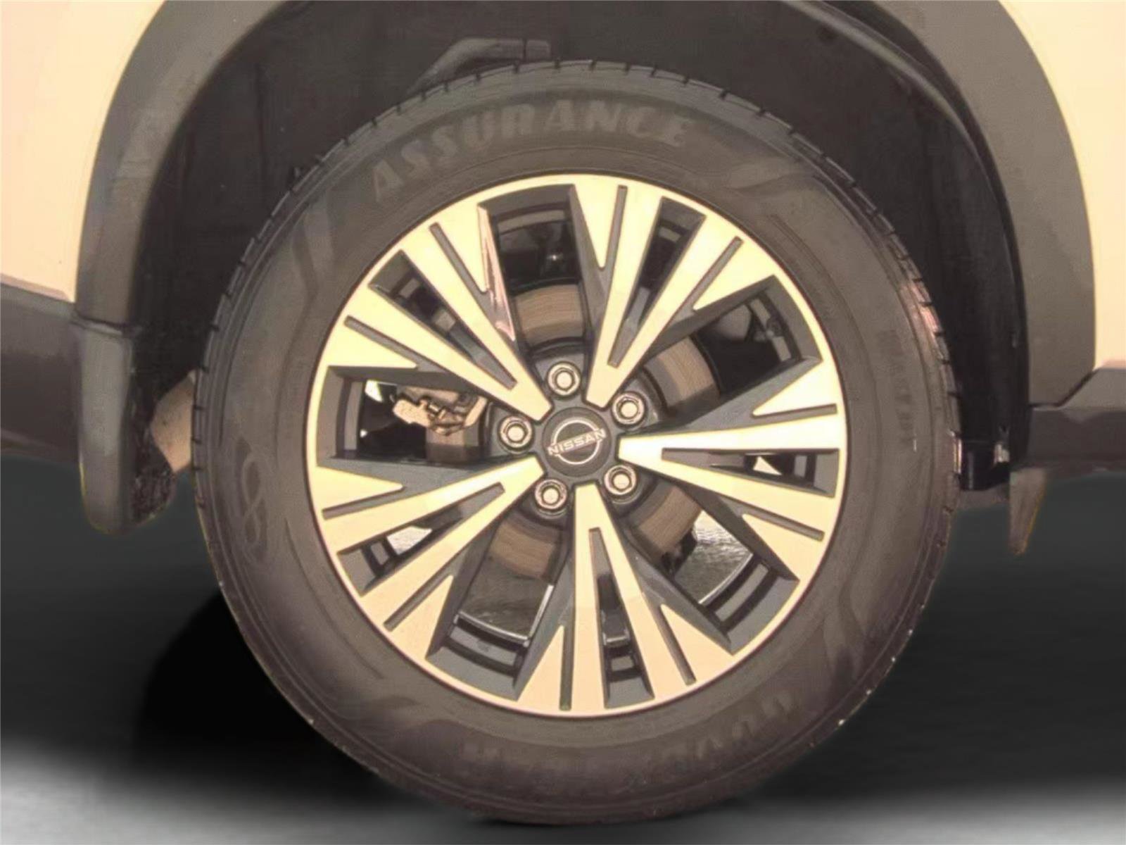 Used 2023 Nissan Rogue SV w/ SV Premium Package image 12