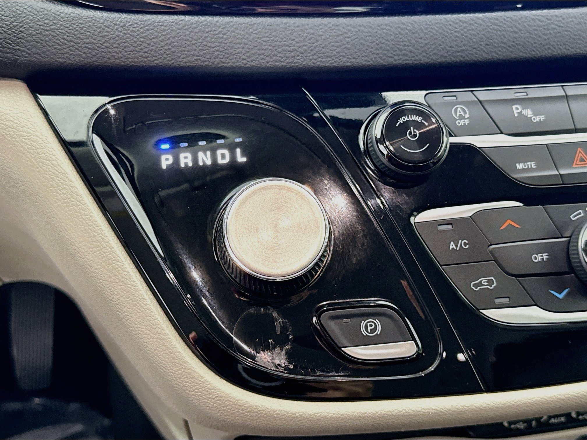 Used 2024 Chrysler Pacifica Touring-L FWD image 16
