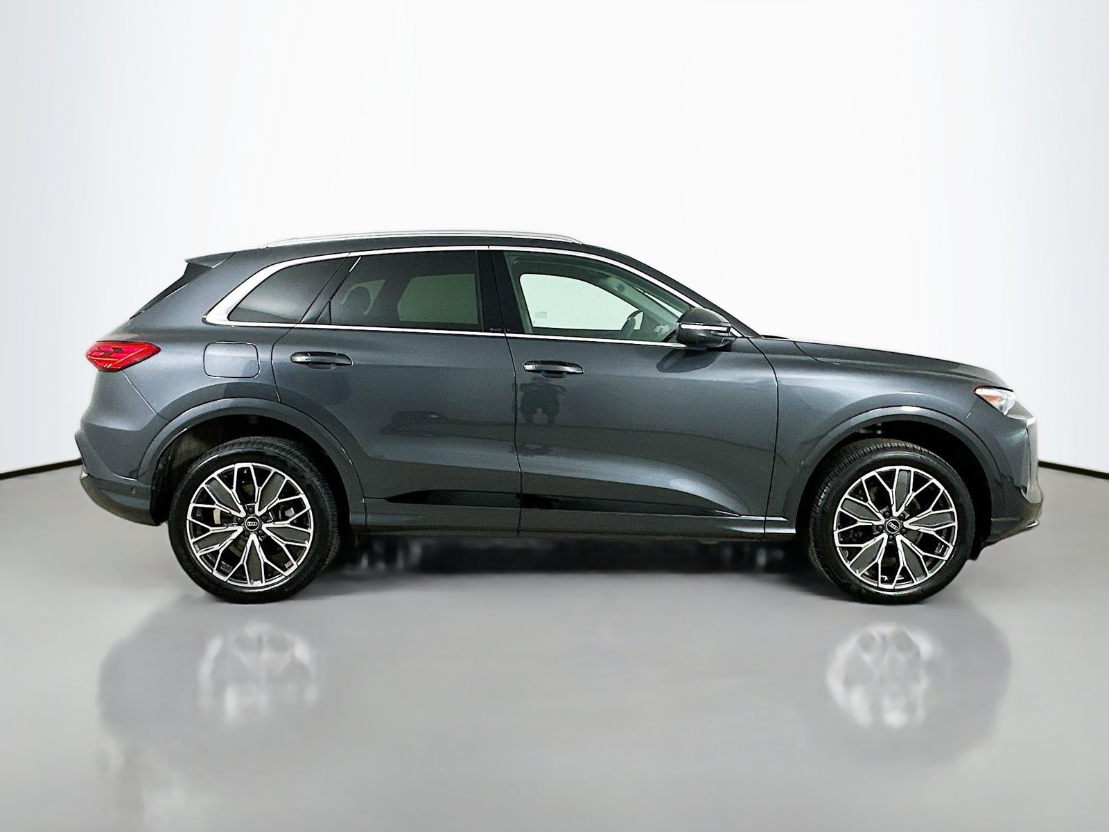 Used 2025 Audi Q5 Premium w/ Premium Plus AWD/4WD image 4