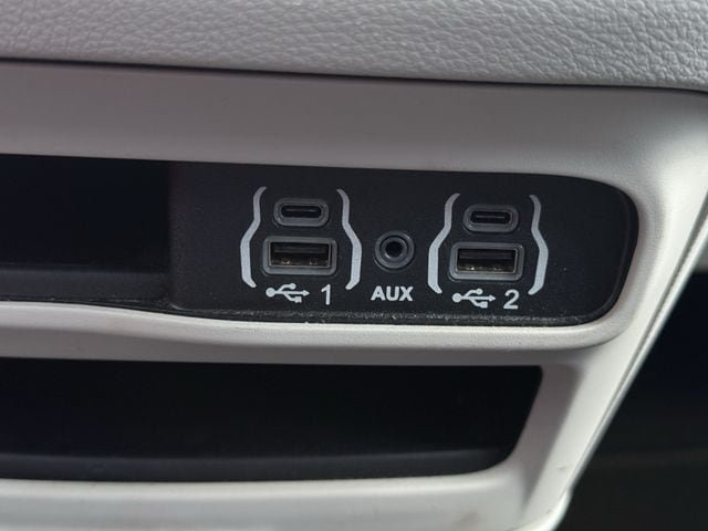 Used 2023 Chrysler Voyager LX FWD image 20