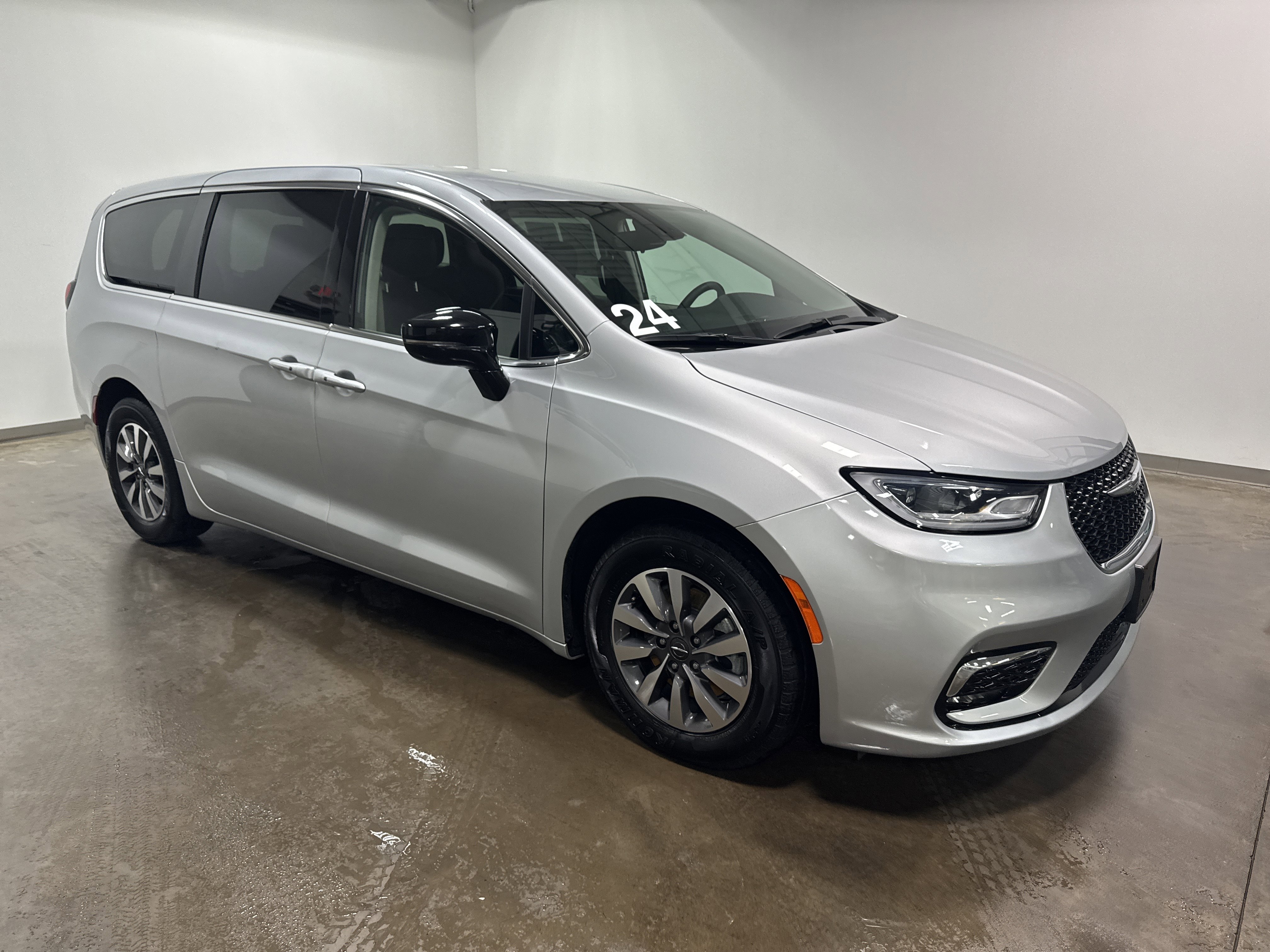 Used 2024 Chrysler Pacifica Select image 2