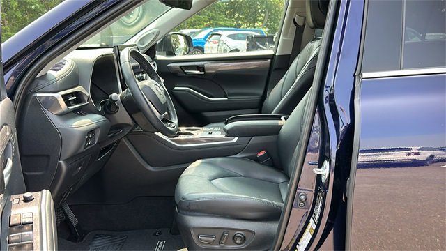 Used 2023 Toyota Highlander Limited image 10