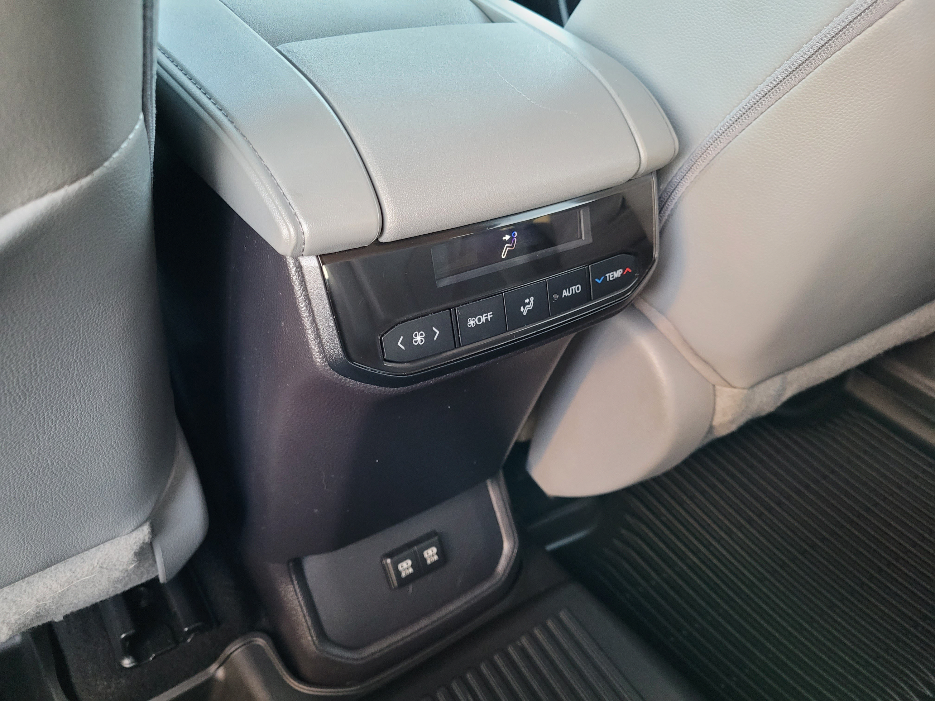 Used 2020 Toyota Highlander XLE AWD/4WD image 14