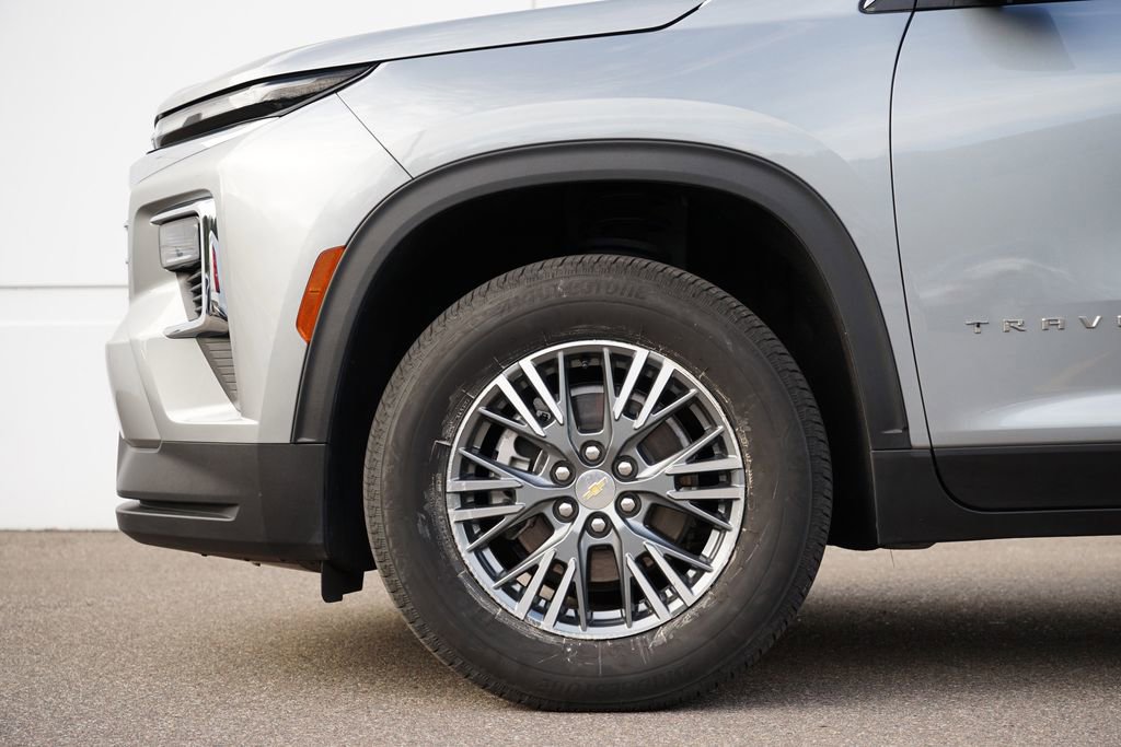 Used 2025 Chevrolet Traverse LT image 11