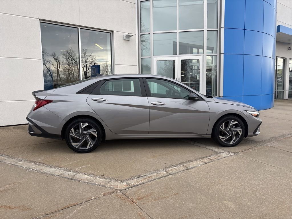 Used 2025 Hyundai Elantra SEL image 7