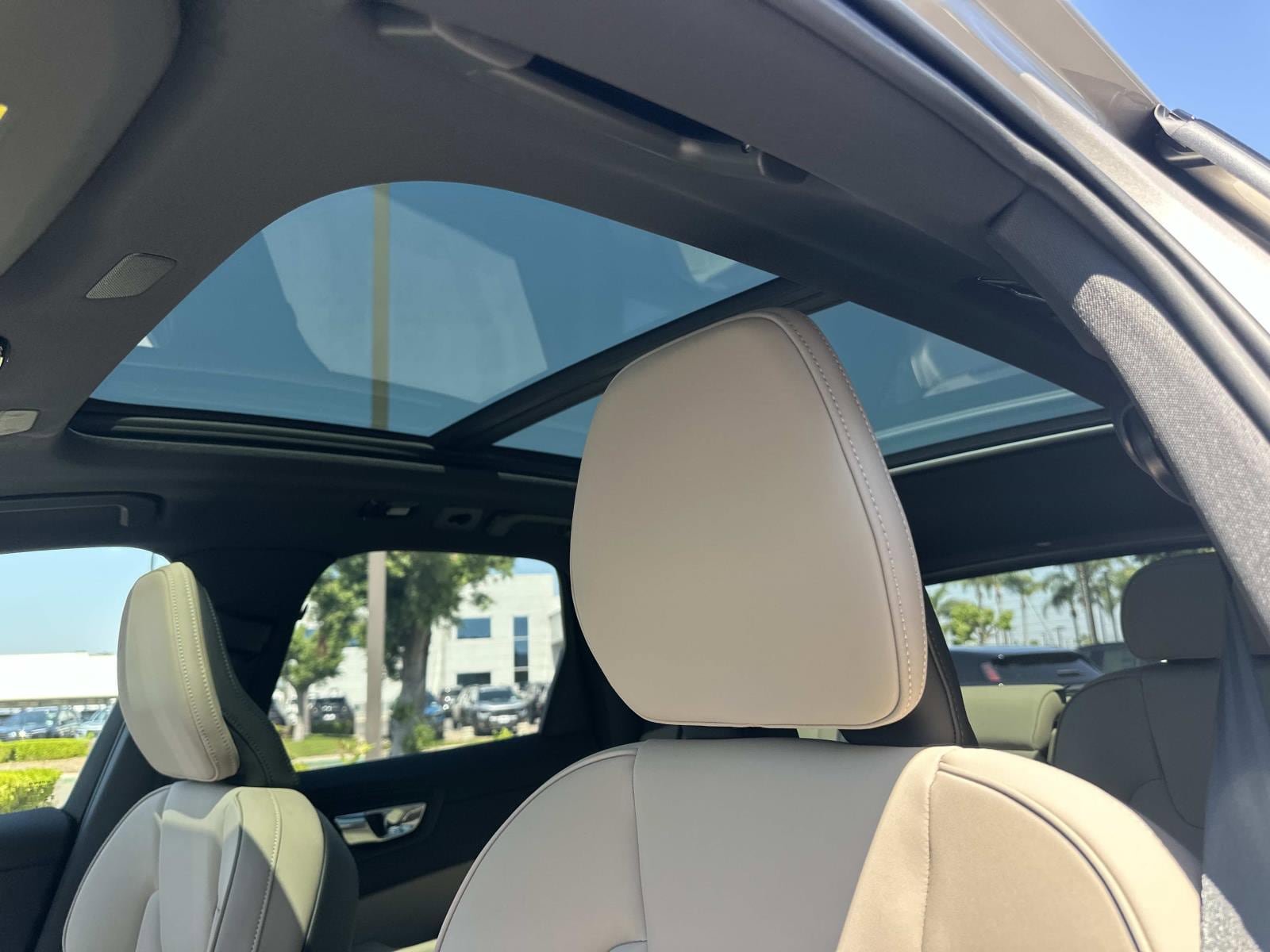 New 2026 Volvo XC60 B5 Plus w/ Protection Package Premier AWD/4WD image 24