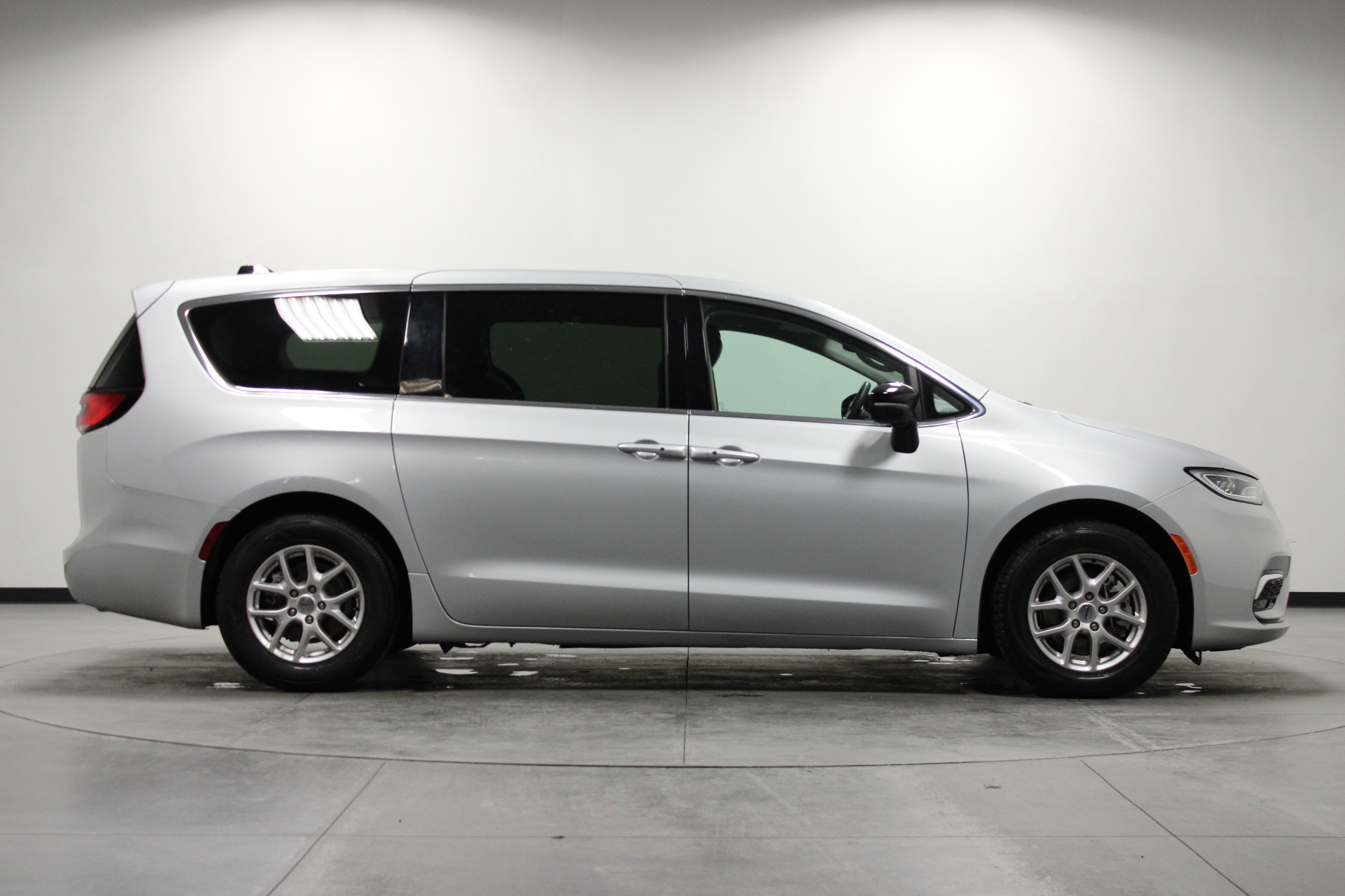 Used 2024 Chrysler Pacifica Touring-L image 3
