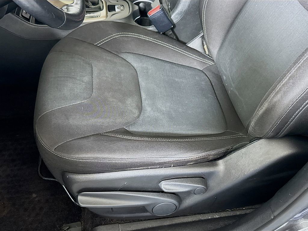 Used 2016 Jeep Cherokee Latitude w/ Cold Weather Group image 18