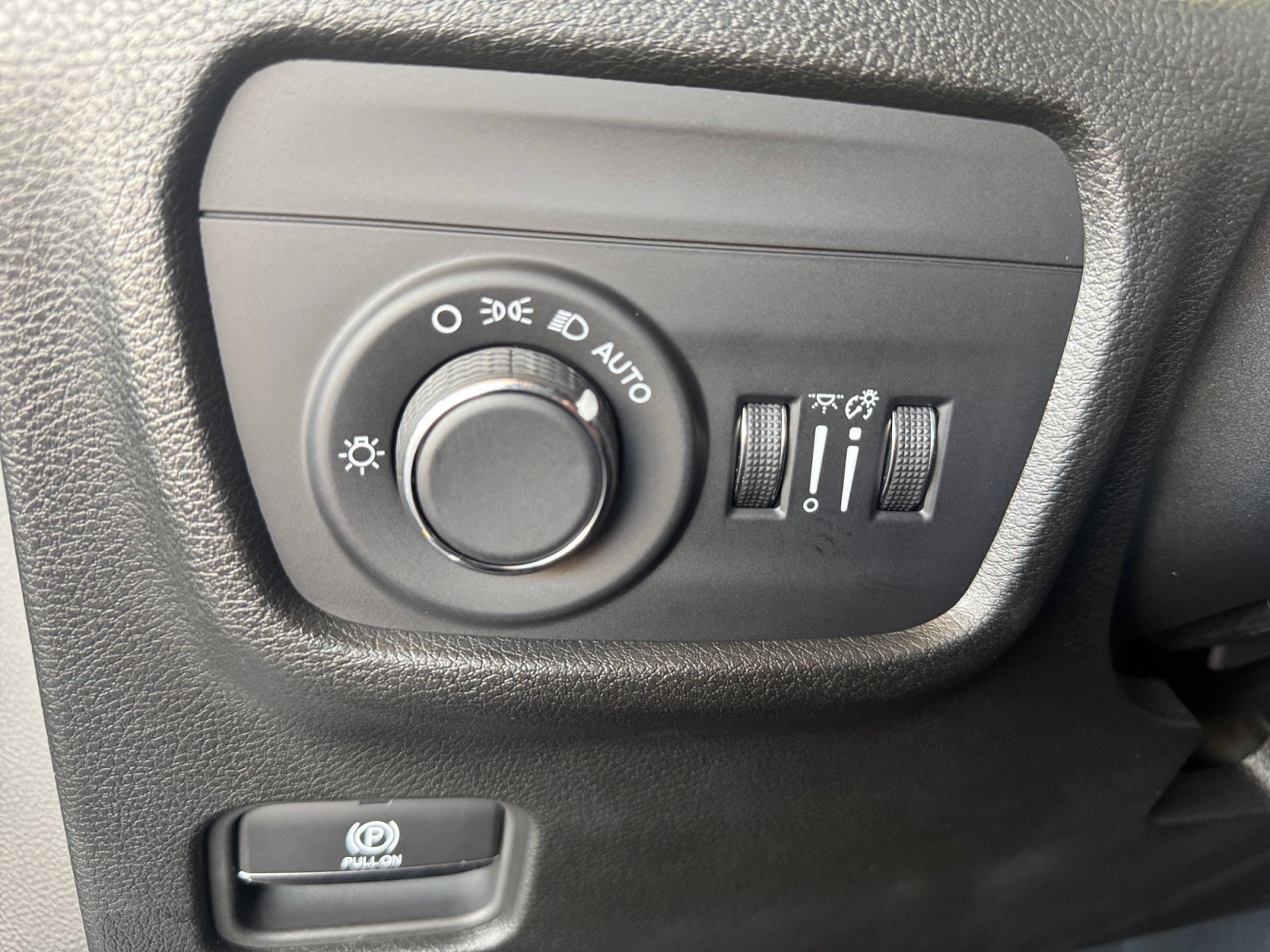 Used 2025 Jeep Grand Cherokee Laredo w/ Luxury Tech Group I AWD/4WD image 13