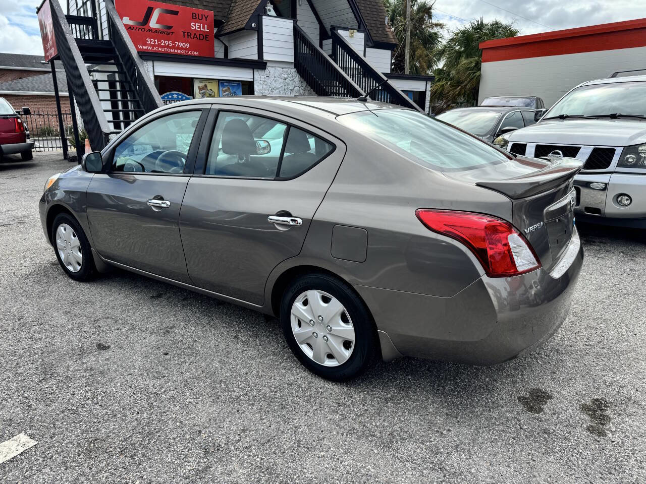 Used 2014 Nissan Versa SV image 3