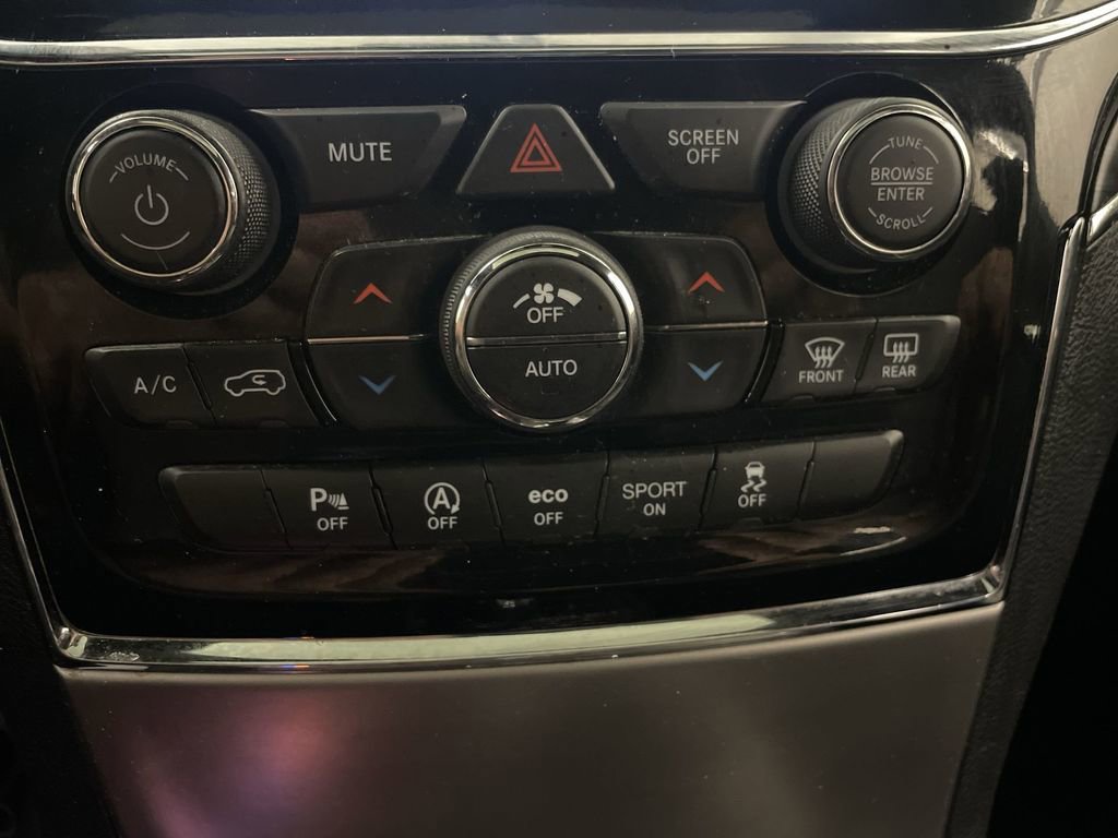 Used 2020 Jeep Grand Cherokee Limited w/ Premium Lighting Group AWD/4WD image 12