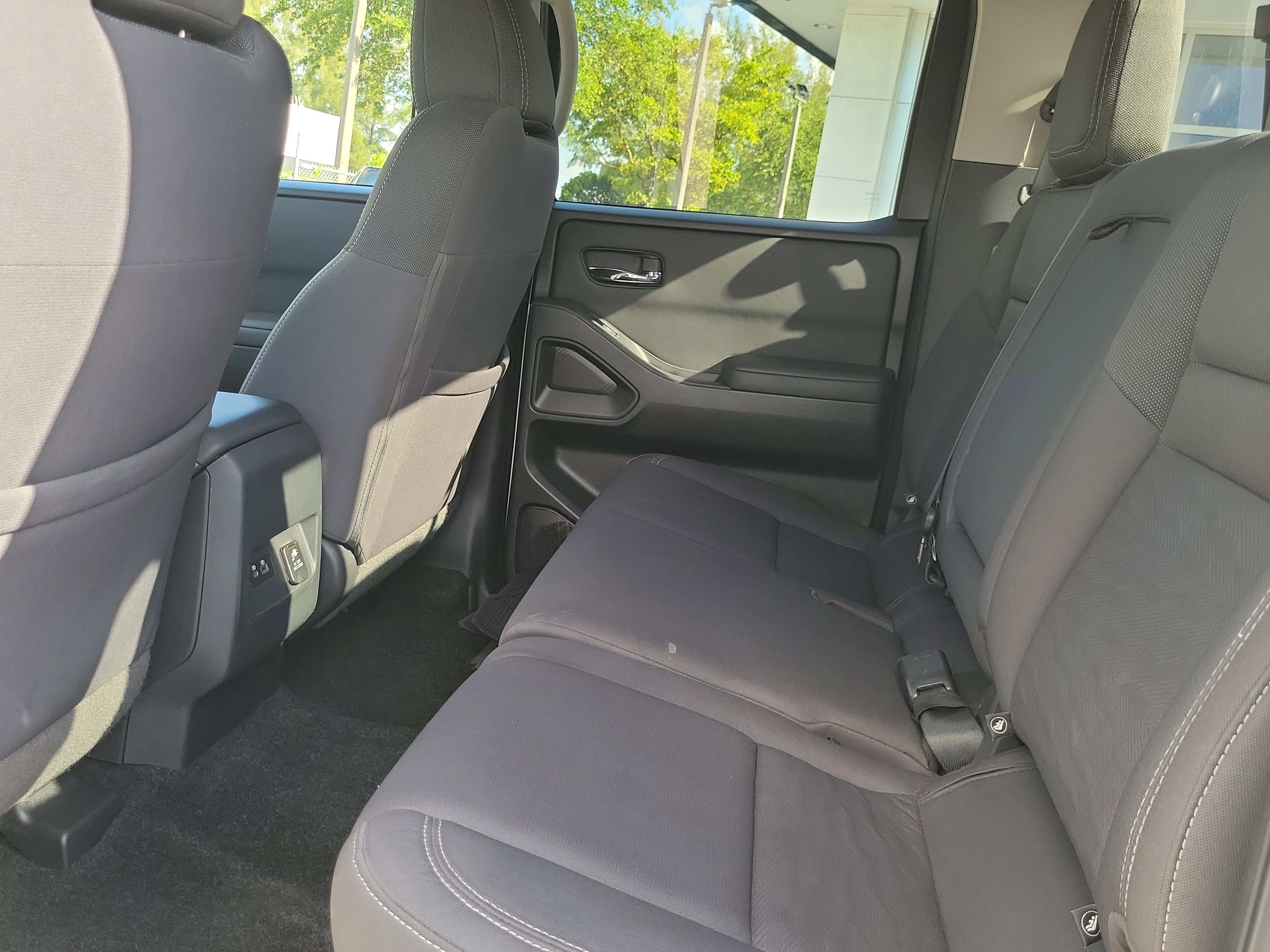 Used 2022 Nissan Frontier SV image 12