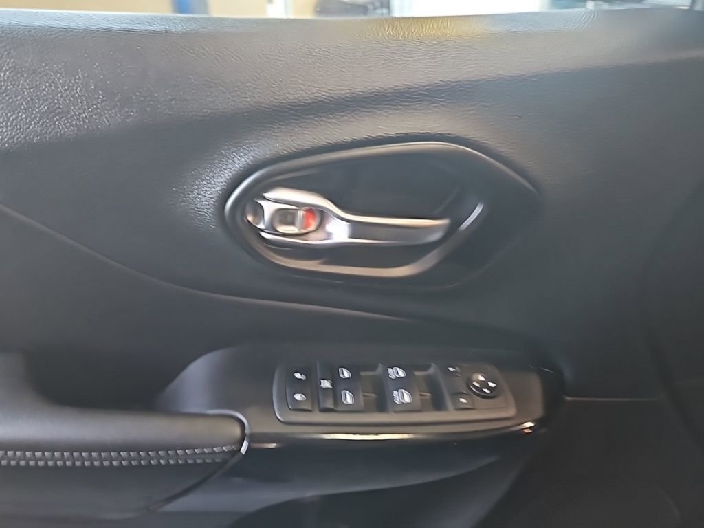 Used 2023 Jeep Cherokee Altitude Lux image 21