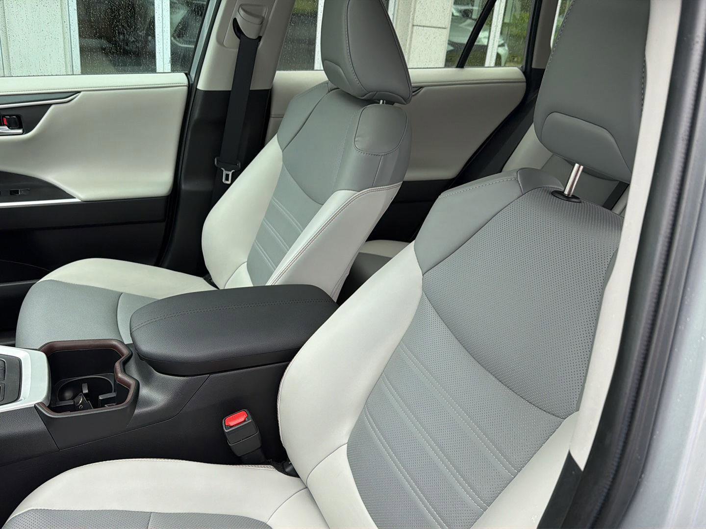 Used 2022 Toyota RAV4 Limited FWD image 30