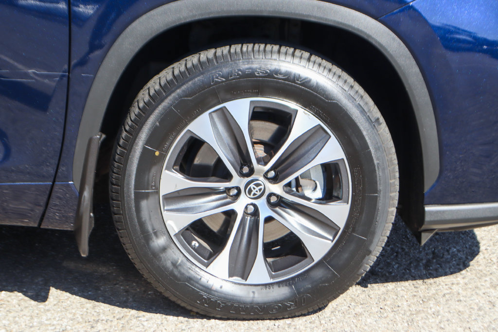Used 2022 Toyota Highlander XLE AWD/4WD image 45