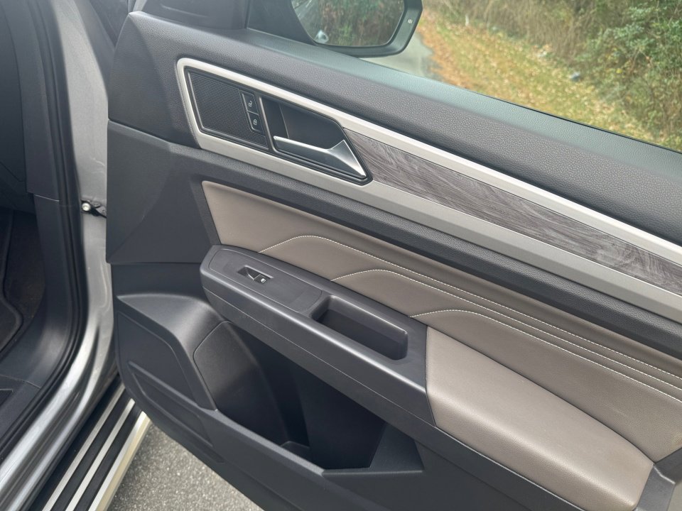 Used 2021 Volkswagen Atlas Cross Sport SE image 34