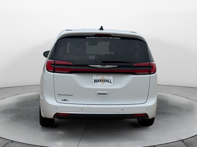 Used 2024 Chrysler Pacifica Touring-L FWD image 4