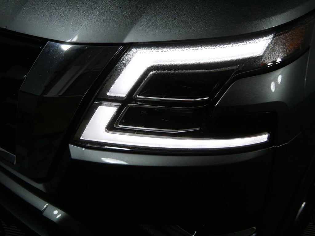 Used 2022 Nissan Armada Platinum w/ Captain's Chairs Package image 10