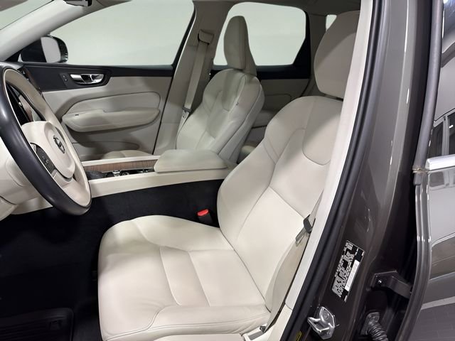 Used 2021 Volvo XC60 T5 Momentum w/ Premium Package image 11