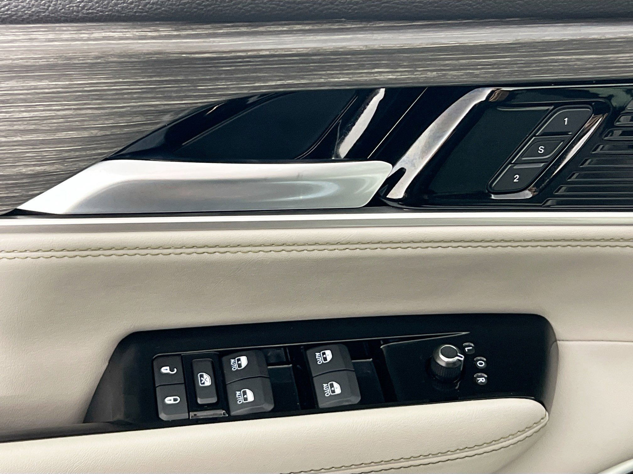 Used 2024 Jeep Wagoneer L Series II image 16