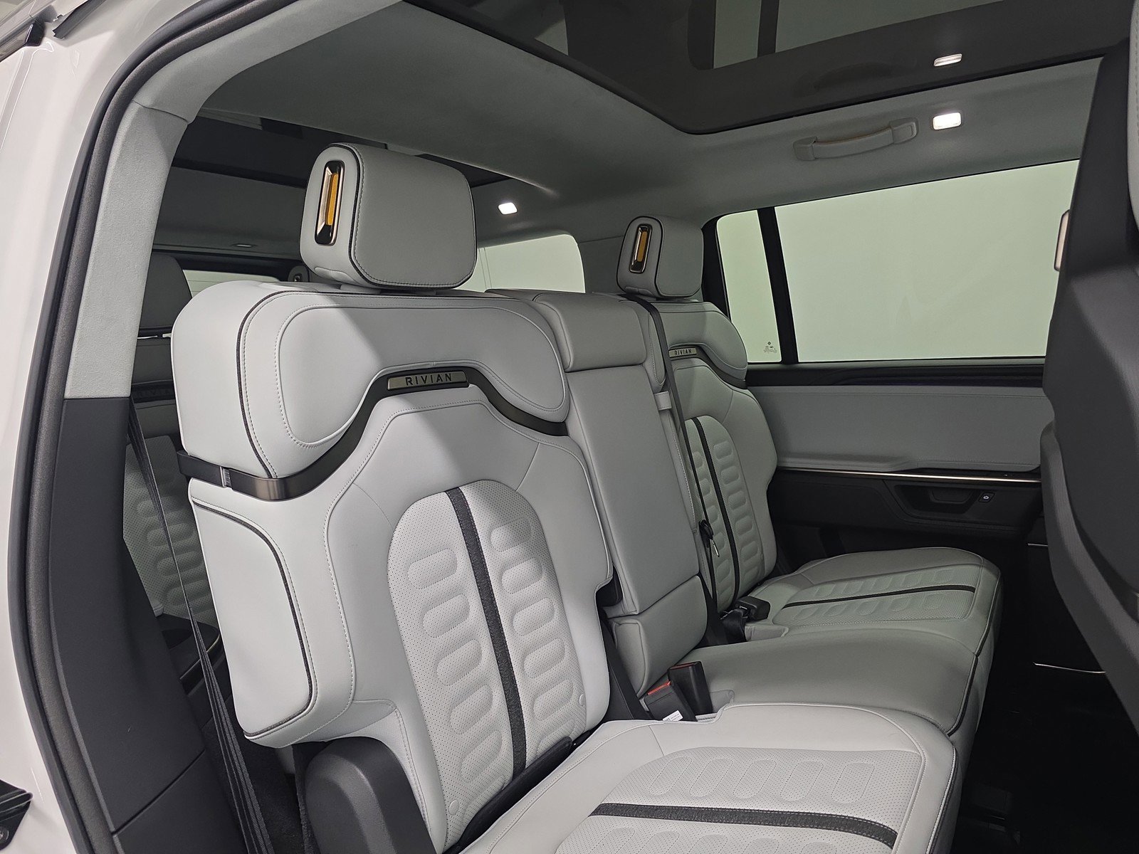 Used 2025 Rivian R1S Adventure AWD/4WD image 23