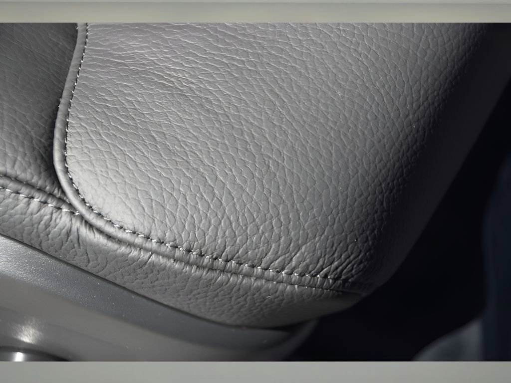 Certified 2025 Volvo XC60 T8 Plus w/ Protection Package Premier image 29