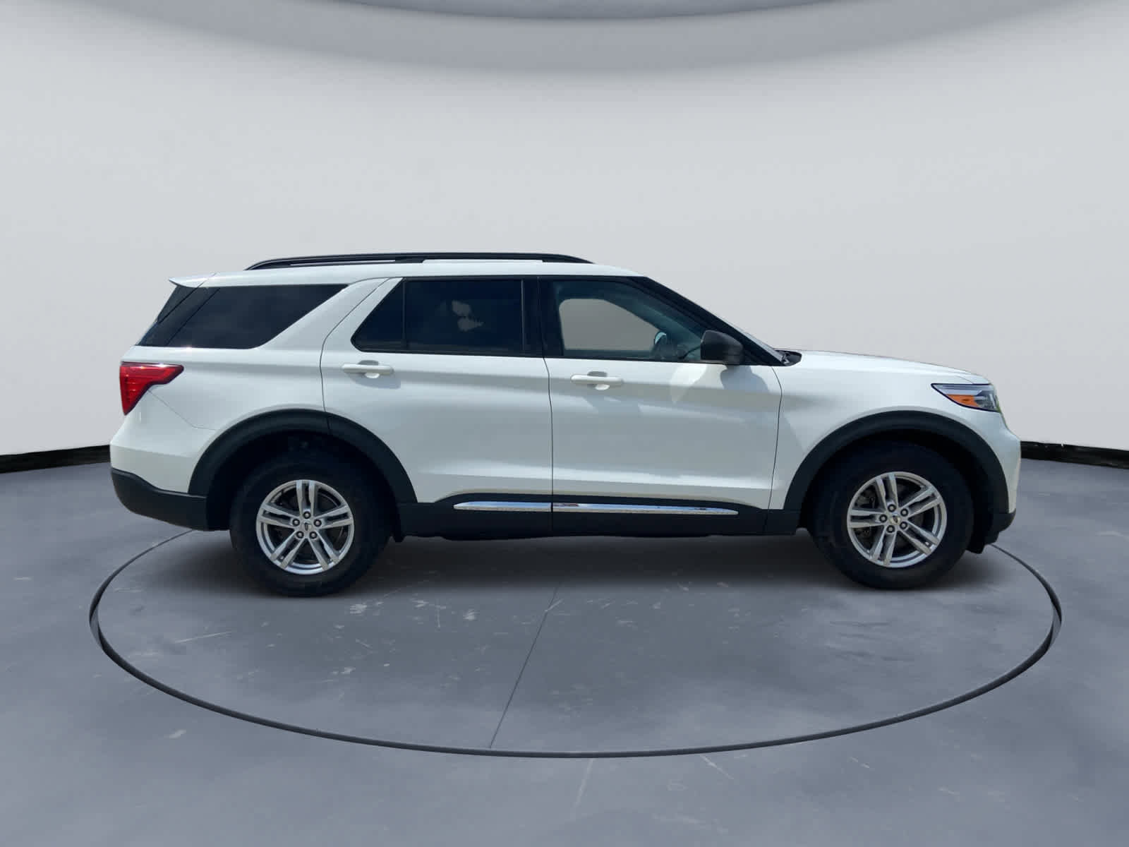 Used 2020 Ford Explorer XLT w/ Equipment Group 202A image 3