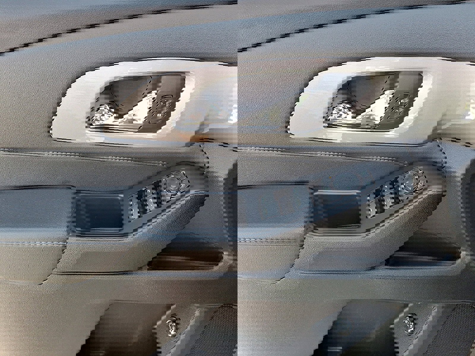 Used 2023 Chevrolet Traverse LT w/ Midnight/Sport Edition image 13