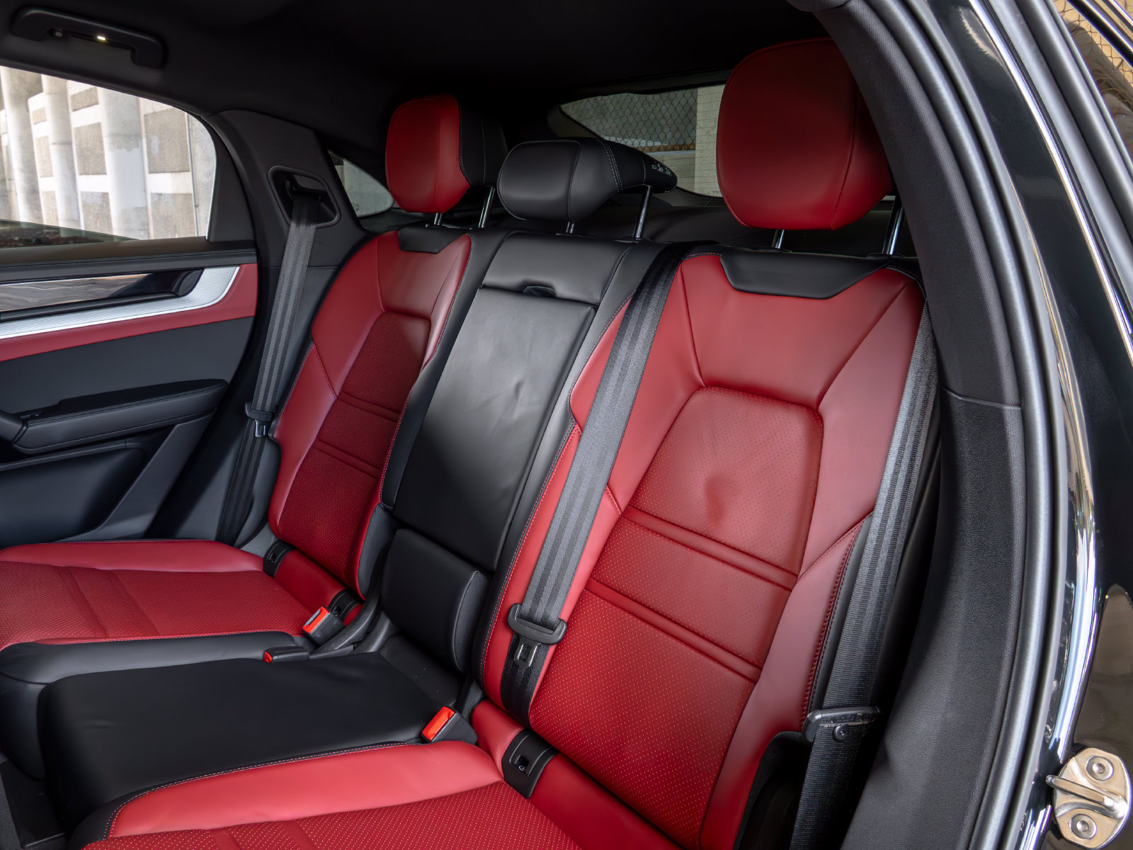 Certified 2025 Porsche Cayenne E-Hybrid Coupe w/ Premium Package Plus AWD/4WD image 44