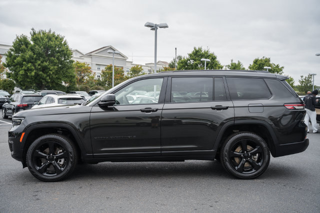 Used 2023 Jeep Grand Cherokee L Limited w/ Black Appearance Package AWD/4WD image 4