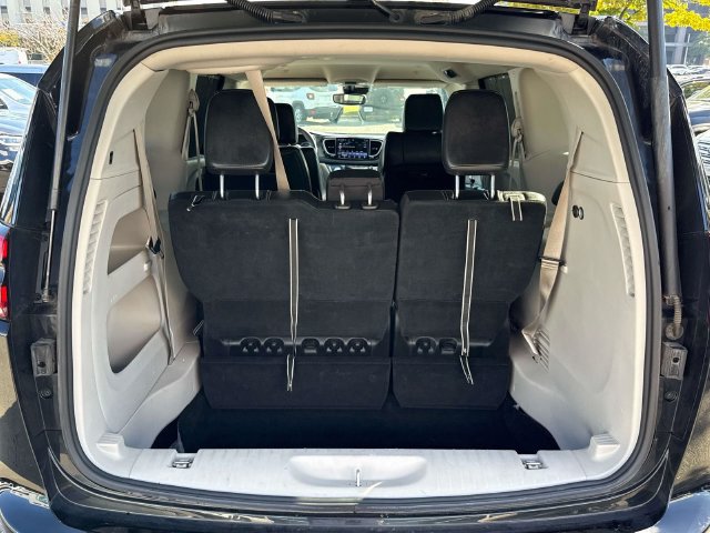 Used 2024 Chrysler Pacifica Touring-L FWD image 13