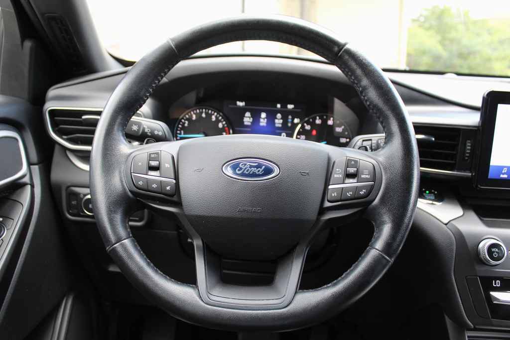 Used 2020 Ford Explorer XLT w/ Equipment Group 202A AWD/4WD image 16