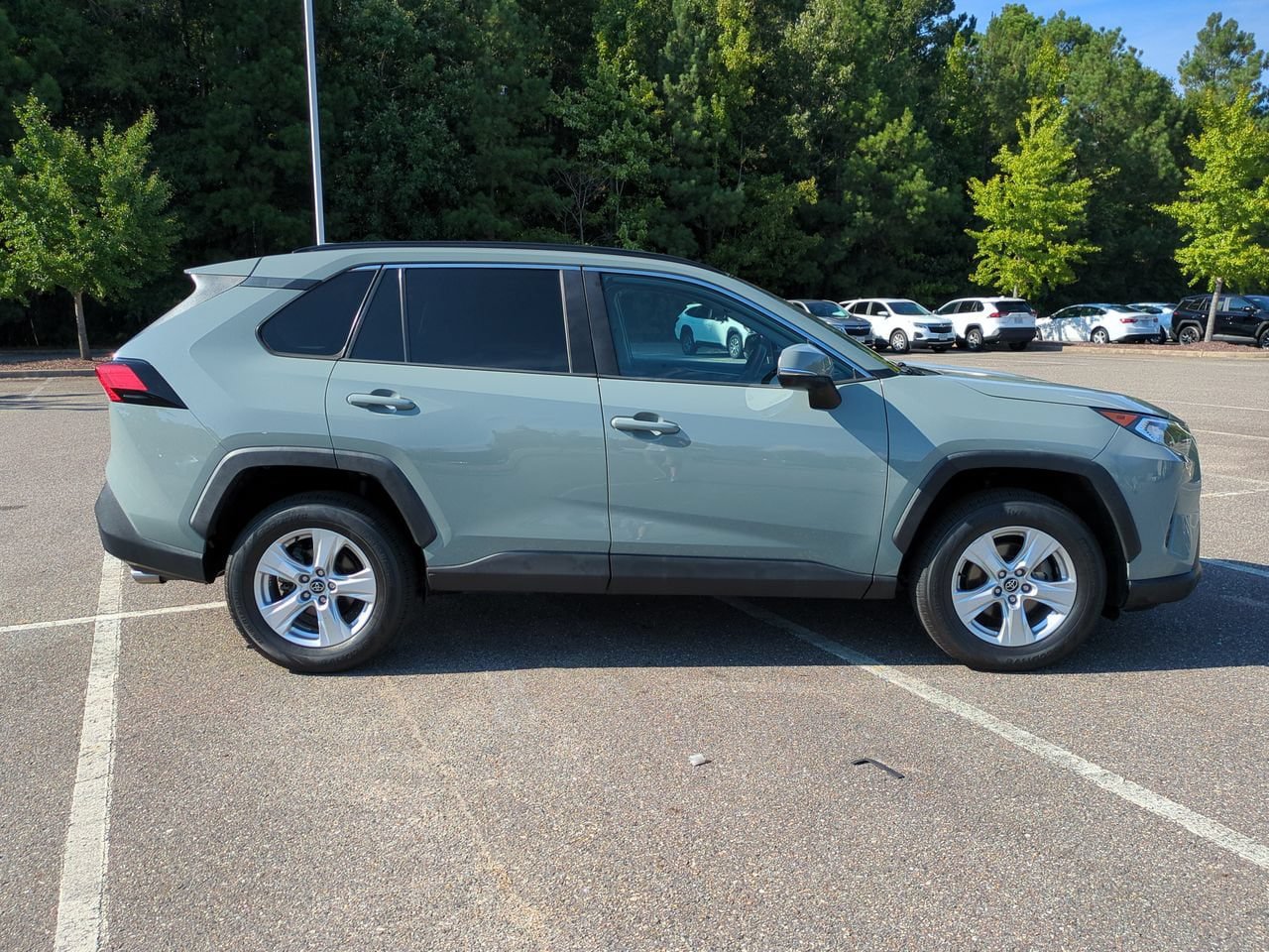 Used 2020 Toyota RAV4 XLE FWD image 3