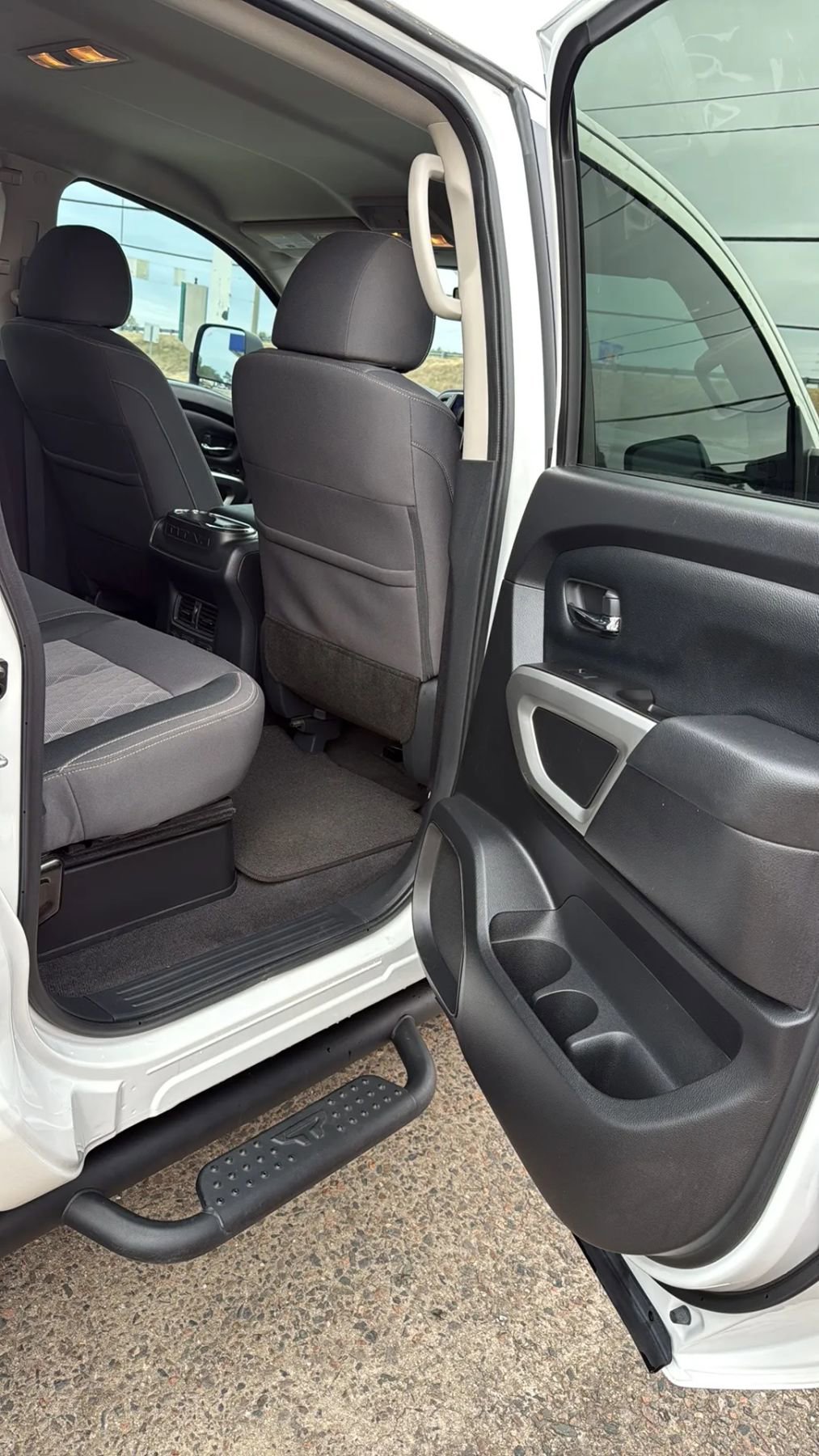 Used 2024 Nissan Titan SV w/ SV Convenience Package image 10