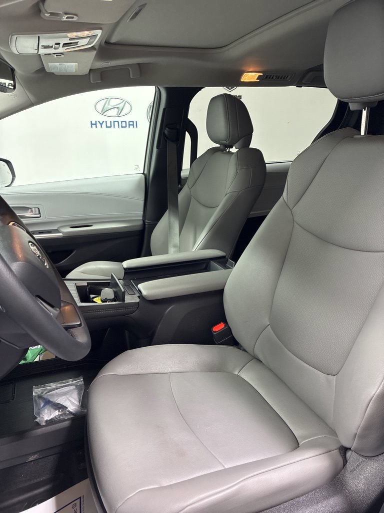 Used 2025 Toyota Sienna XLE AWD/4WD image 11