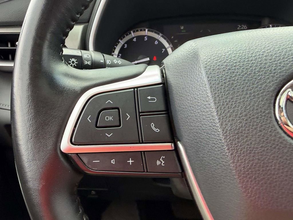 Used 2022 Toyota Highlander XLE AWD/4WD image 38