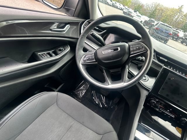 Used 2023 Jeep Grand Cherokee Laredo w/ Luxury Tech Group I AWD/4WD image 23