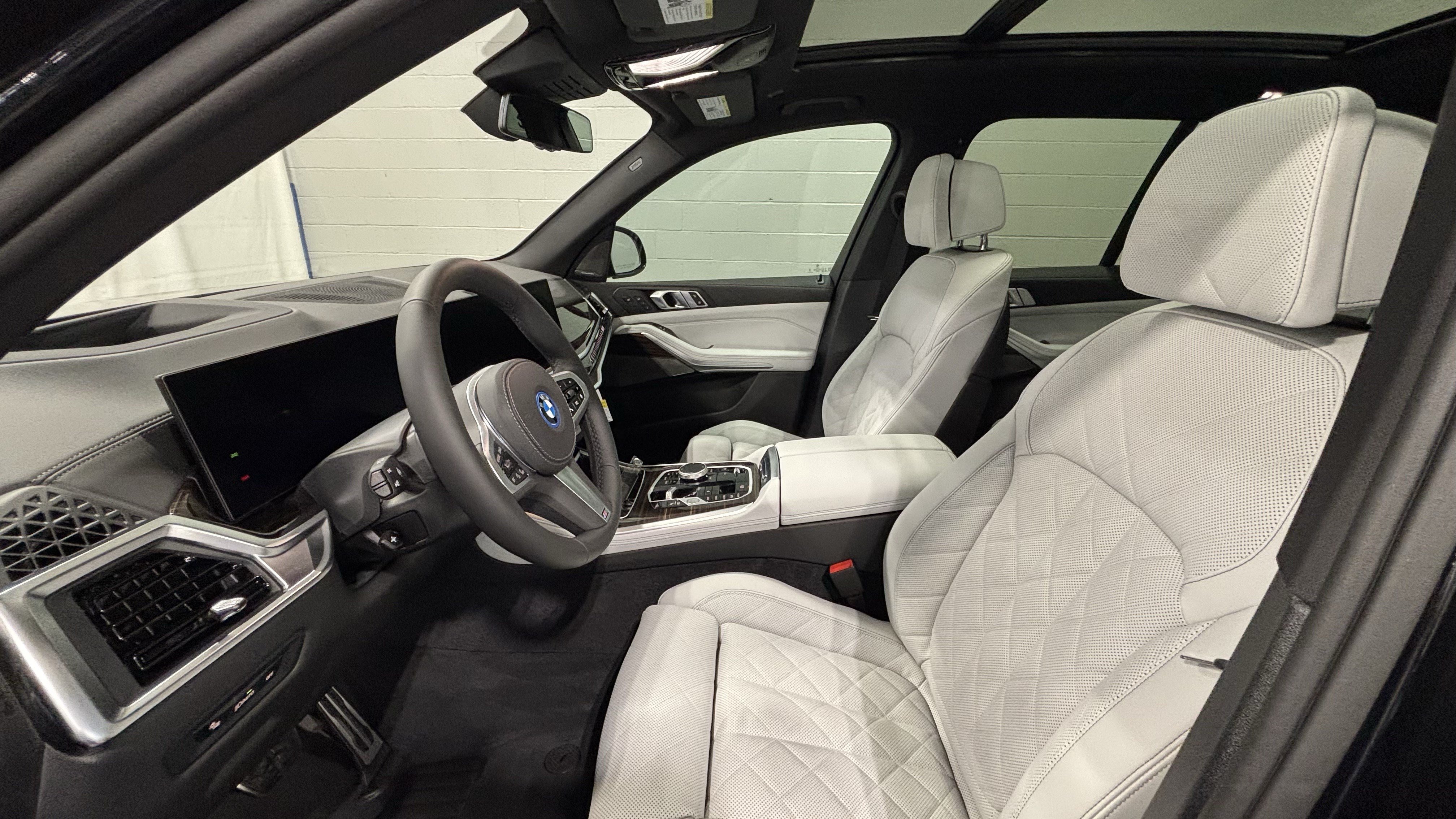 New 2026 BMW X5 xDrive50e w/ M Sport Package AWD/4WD image 12