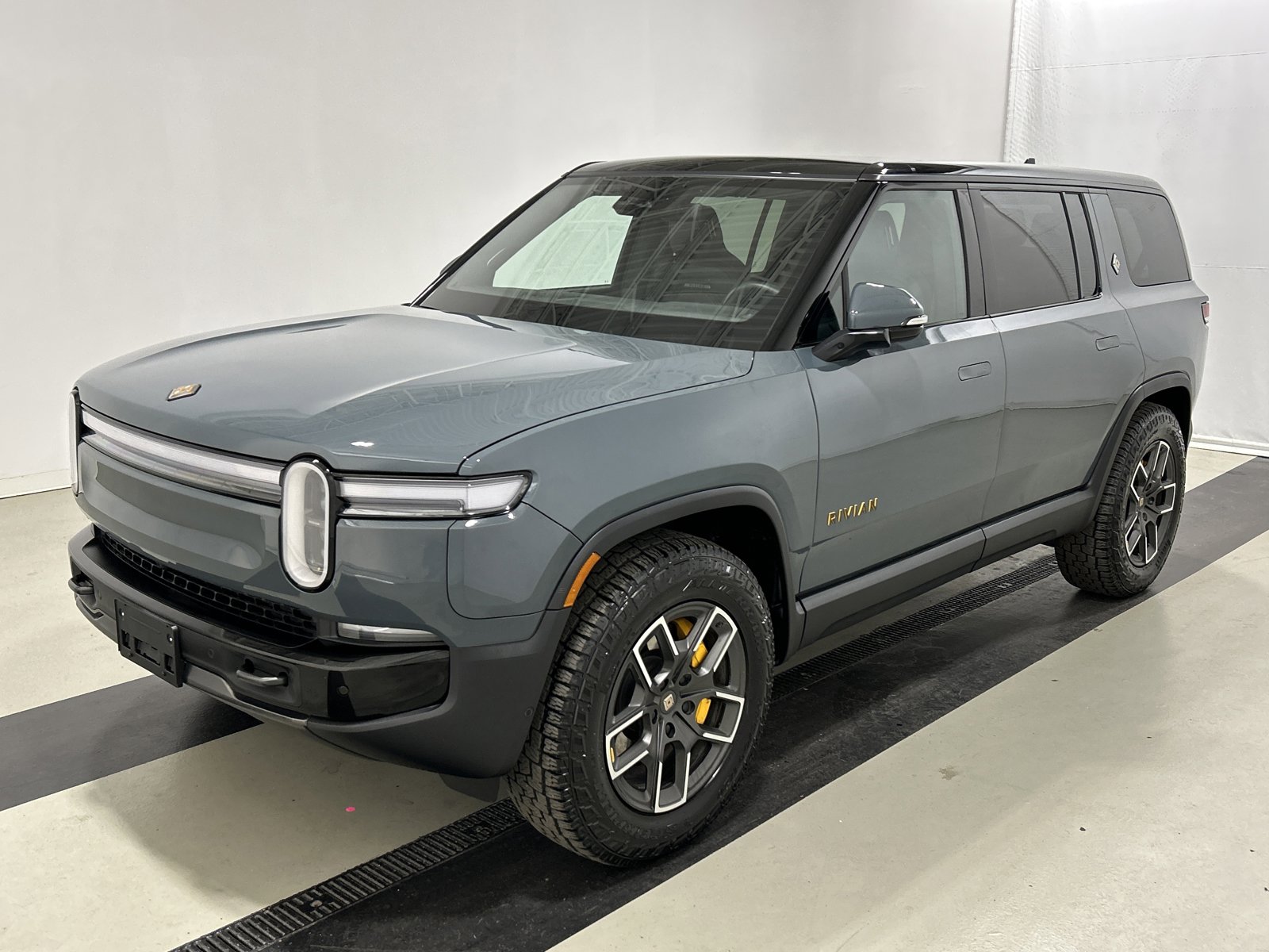 Used 2025 Rivian R1S Premium