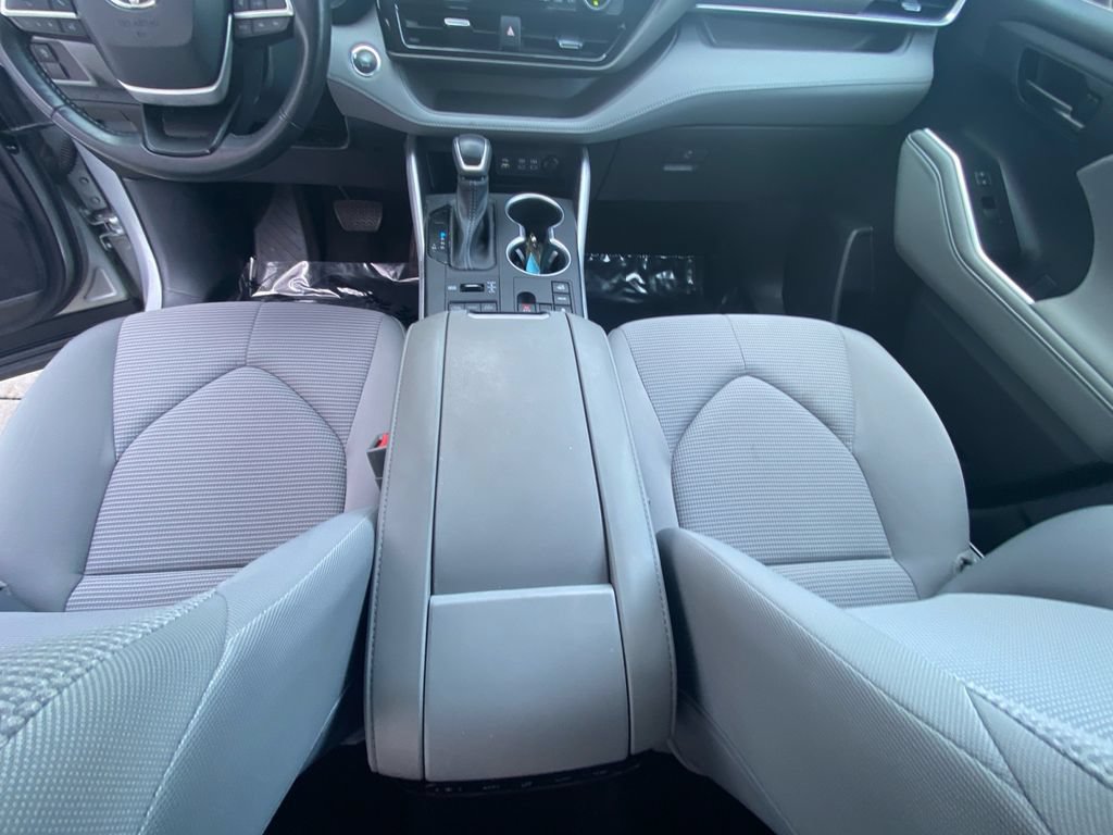 Used 2023 Toyota Highlander LE AWD/4WD image 11