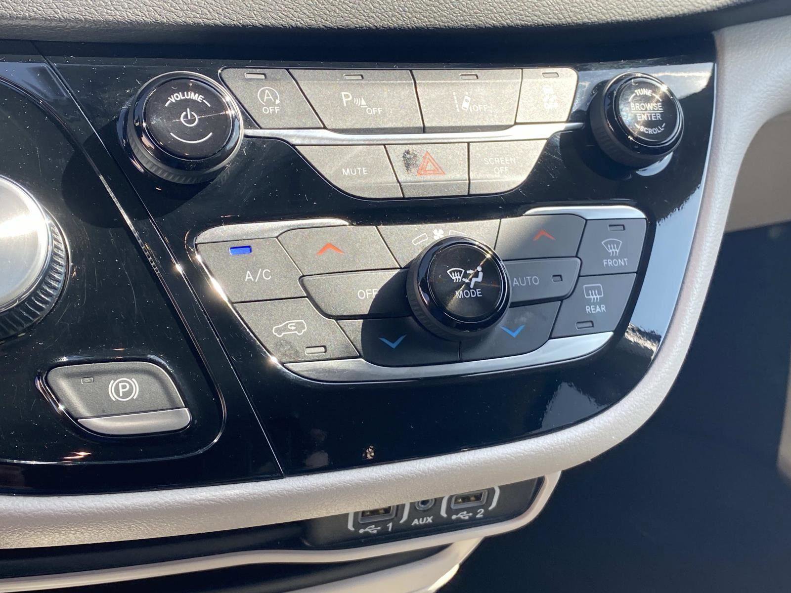 Certified 2024 Chrysler Pacifica Touring-L image 35