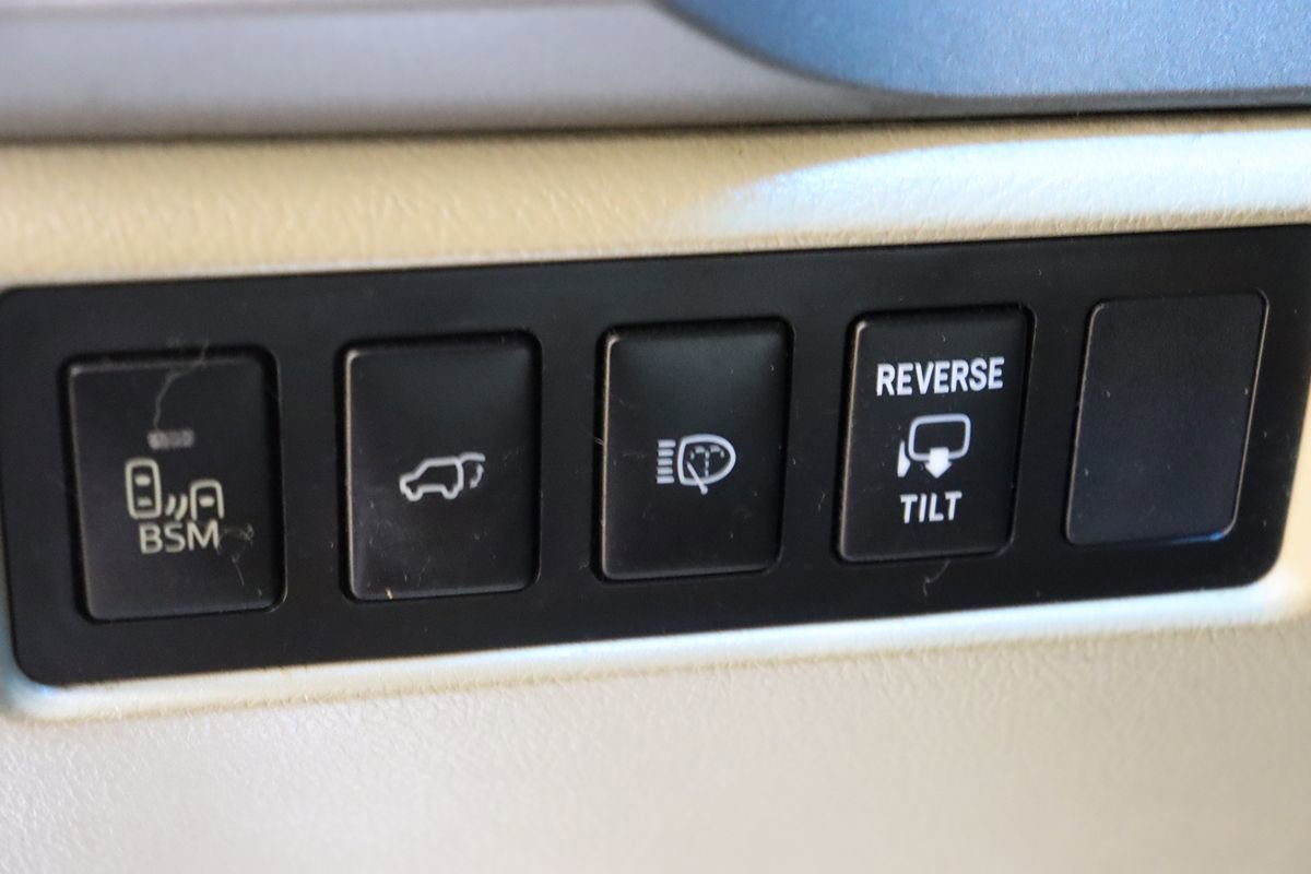 Used 2013 Toyota Sequoia Platinum RWD image 37